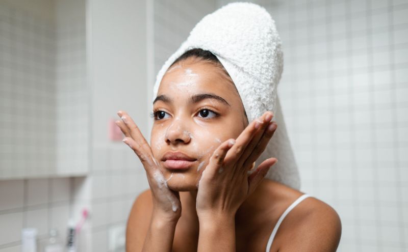 Discover the best face washes for oily skin to control excess shine and prevent breakouts. Top picks offer deep cleansing and oil-balancing benefits for a fresh, clear complexion.