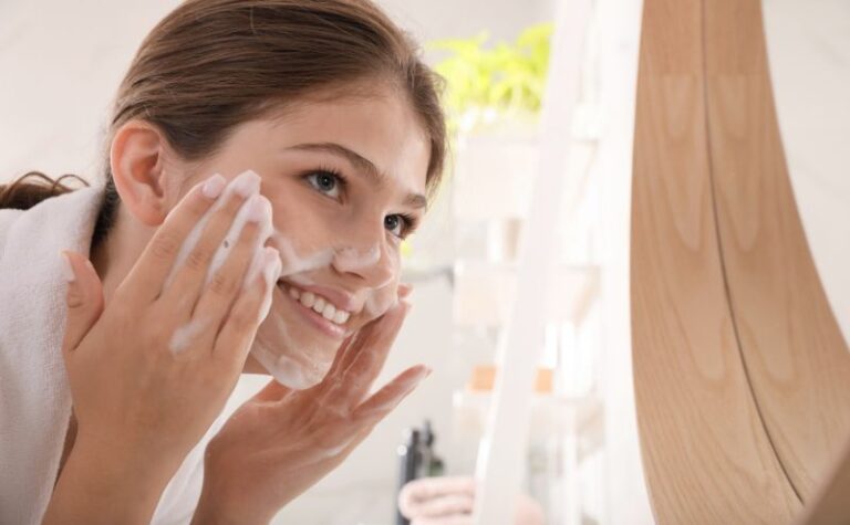 Find the perfect face wash for sensitive skin with top recommendations. Gentle, soothing formulas that cleanse without irritation, leaving your skin calm and refreshed.