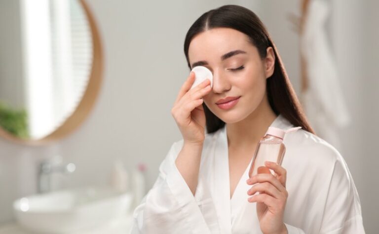 Discover the perfect solution for removing makeup with versatile makeup removers. Formulated to gently dissolve even the most stubborn makeup, these removers leave your skin clean, hydrated, and ready for the next step in your skincare routine.